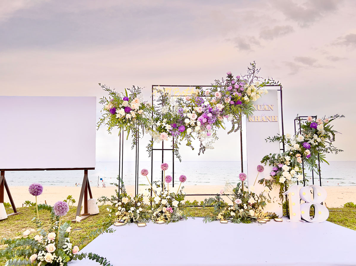 Trang Trí Sinh Nhật Nha Trang: Bãi Biển, Resort, Tại Nhà Khung hoa tím số 18 trên bãi cỏ cạnh biển