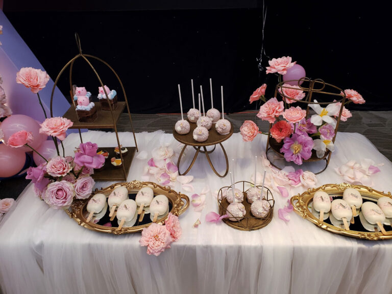 Trang Trí Sinh Nhật Nha Trang: Bãi Biển, Resort, Tại Nhà Bàn dessert cake pop và hoa hồng phấn trên khăn voan trắng