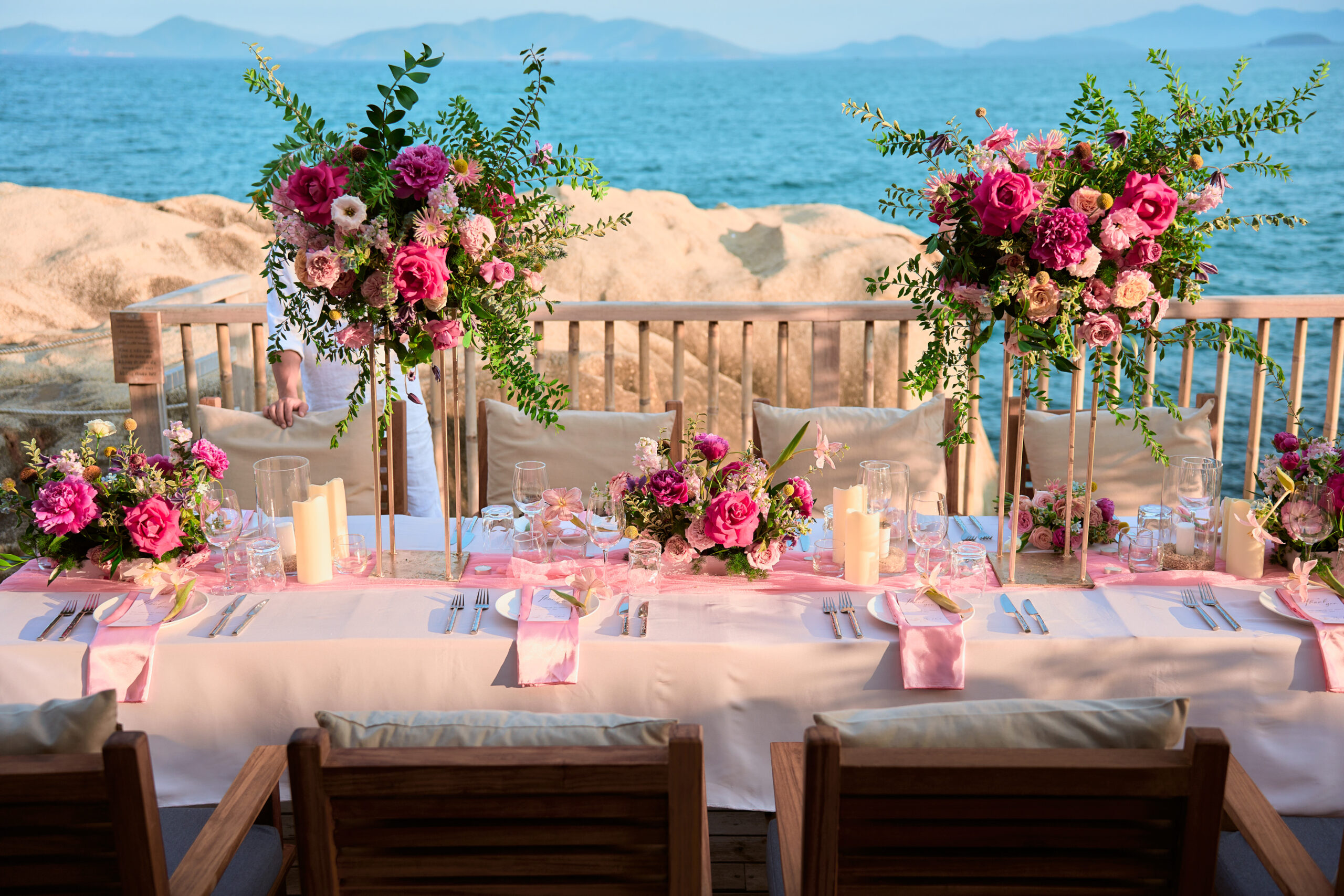 Trang Trí Sinh Nhật Nha Trang: Bãi Biển, Resort, Tại Nhà Hai tháp hoa hồng cao và dải voan hồng trên bàn tiệc sinh nhật nhìn ra biển Ninh Vân