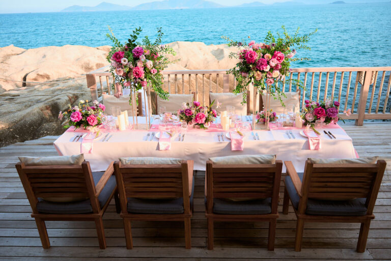 Trang Trí Sinh Nhật Nha Trang: Bãi Biển, Resort, Tại Nhà Trang trí sinh nhật Nha Trang: bàn tiệc sinh nhật trên sàn gỗ resort nhìn ra vịnh, voan hồng và hoa hồng sen
