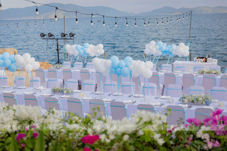 Trang Trí Sinh Nhật Nha Trang: Bãi Biển, Resort, Tại Nhà Trang trí sinh nhật Nha Trang: bàn tiệc khăn trắng ghế bọc nơ xanh nhìn ra biển Nha Trang, trụ bóng bay xanh trắng