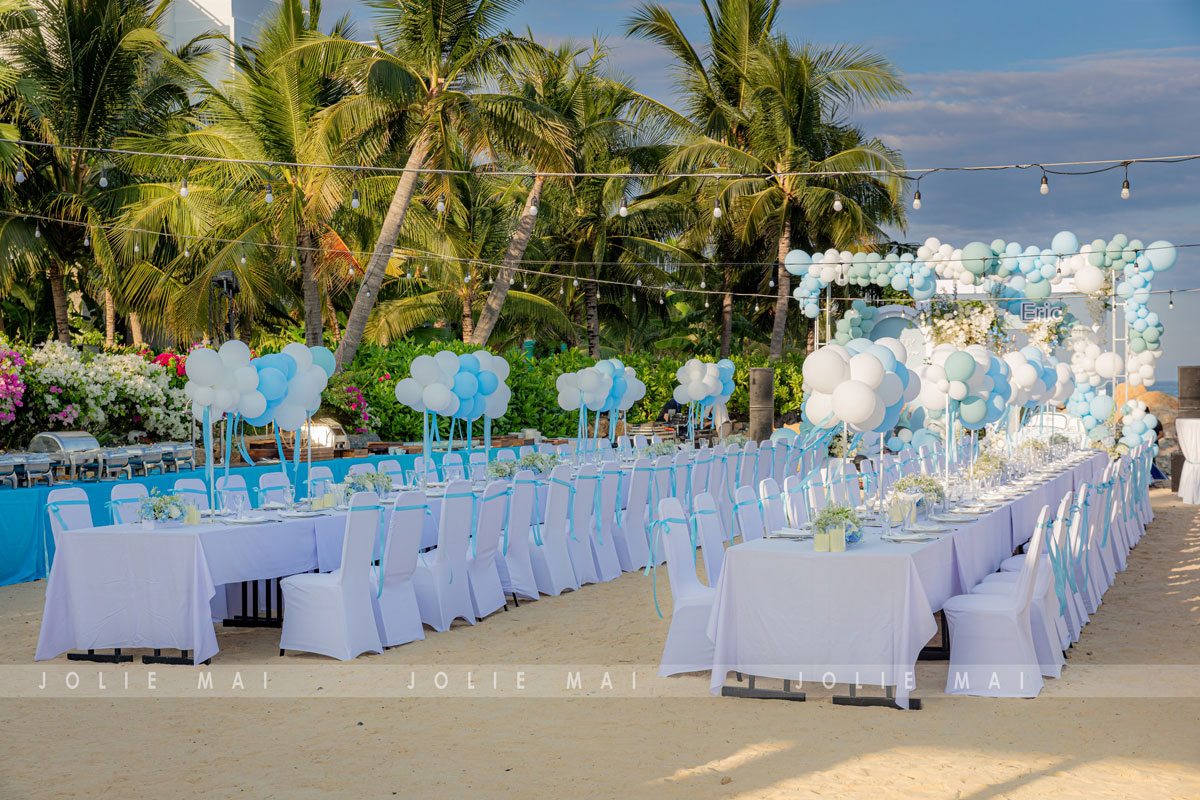 Trang Trí Sinh Nhật Nha Trang: Bãi Biển, Resort, Tại Nhà Trang trí sinh nhật Nha Trang: bàn tiệc dài bóng bay xanh trắng trên bãi cát, trang trí sinh nhật bé trai