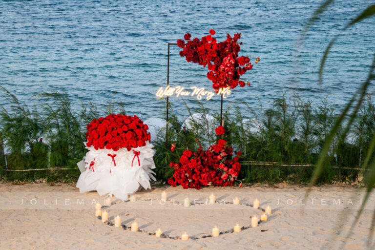 Trang Trí Tiệc Nha Trang: Sinh Nhật, Kỷ Niệm, Tất Niên Và Giáng Sinh Trang trí tiệc Nha Trang cầu hôn trên cát: chữ neon Will You Marry Me, bó hoa hồng đỏ lớn và vòng nến