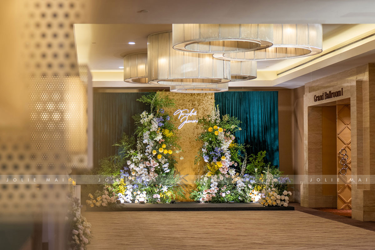 Backdrop nhung xanh ngọc dưới đèn chùm vải trong sảnh tiệc Backdrop nhung xanh ngọc dưới đèn chùm vải trong sảnh tiệc