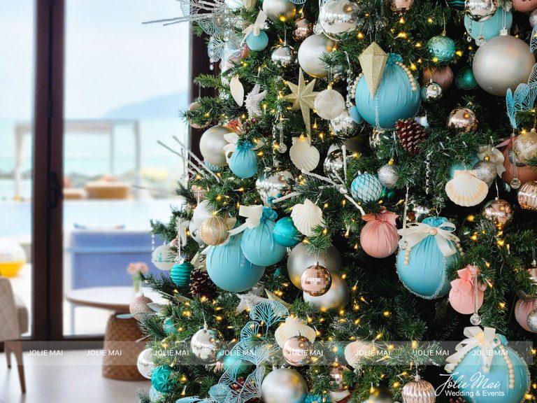 Trang Trí Tiệc Nha Trang: Sinh Nhật, Kỷ Niệm, Tất Niên Và Giáng Sinh Cây thông Giáng Sinh phối châu xanh tiffany, hồng phấn, bạc và vỏ sò cạnh cửa kính nhìn ra biển