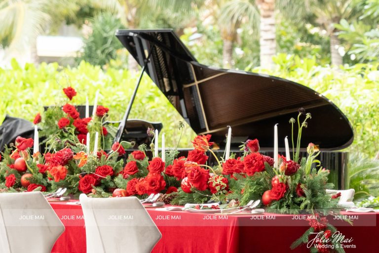 Trang Trí Sinh Nhật Nha Trang: Bãi Biển, Resort, Tại Nhà Hoa bàn hồng đỏ cạnh cây đàn piano đại phù trong tiệc sinh nhật người lớn