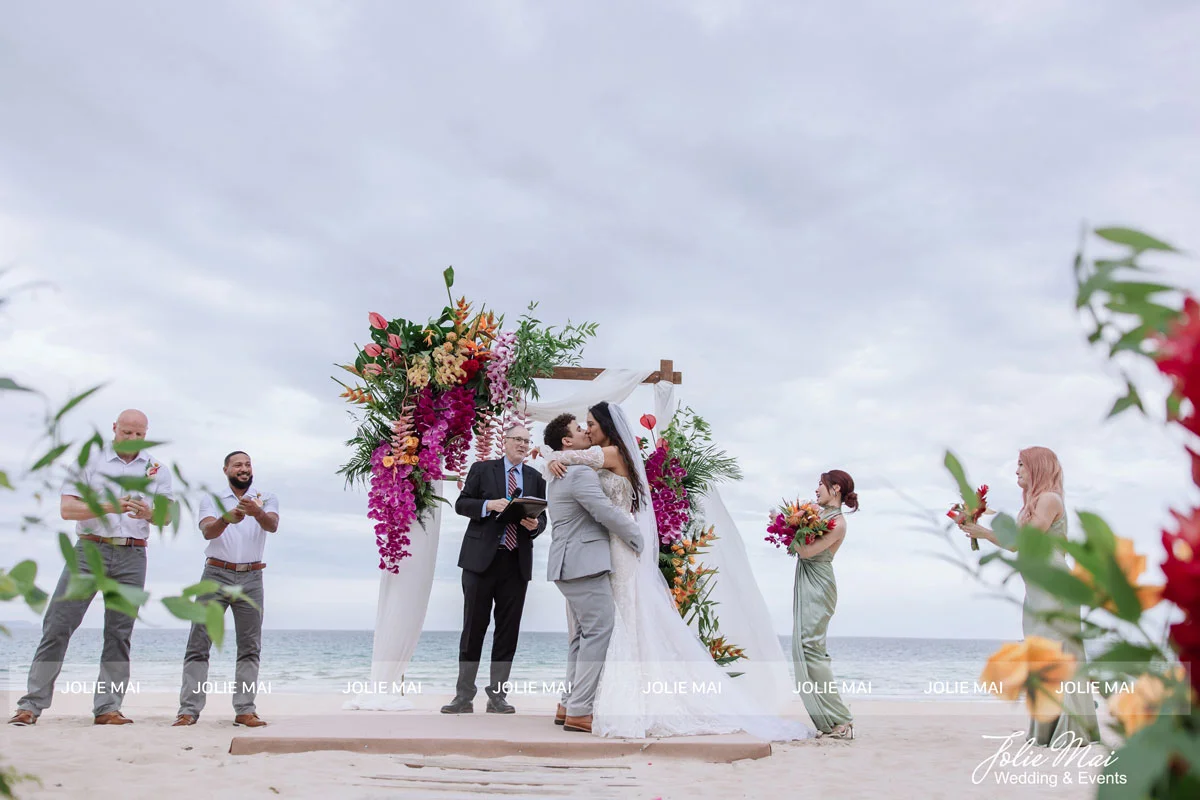 đơn vị tổ chức sự kiện Nha Trang - lối đi hoa tươi beach wedding ven biển đơn vị tổ chức sự kiện Nha Trang - lối đi hoa tươi beach wedding ven biển