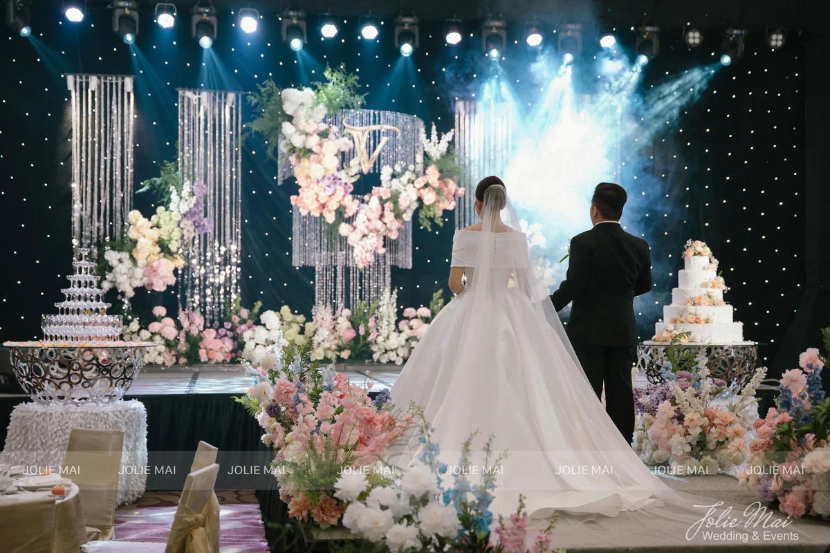 Backdrop hoa tươi gói 55 triệu - trang trí cưới Nha Trang backdrop hoa tươi trang trí tiệc cưới Nha Trang gói 55 triệu Joie Mai