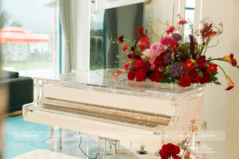 Trang Trí Gia Tiên Nha Trang: Hoa Lụa Từ 9,8 Triệu Bình hoa hồng đỏ và calla trên nắp đàn piano trong suốt cạnh cửa kính