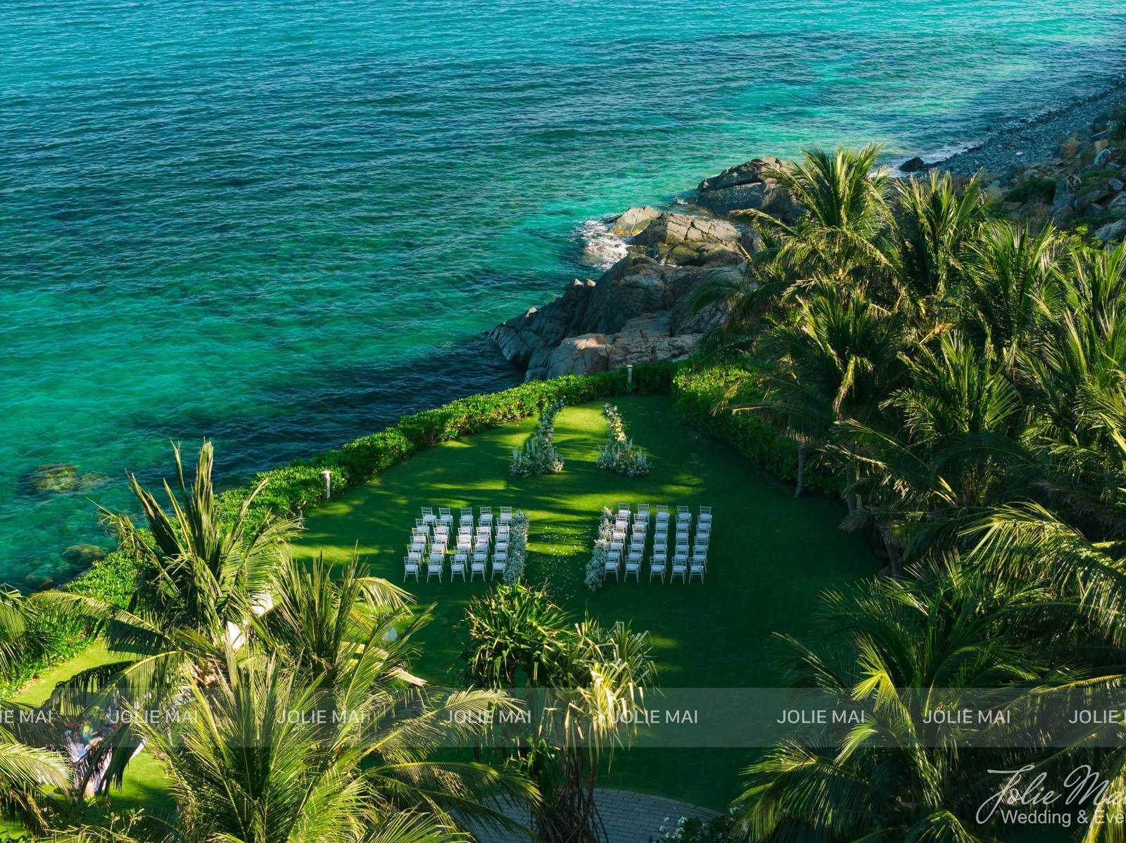 Lễ đường trên bãi cỏ sát biển tại Mia Resort nhìn từ trên cao Lễ đường trên bãi cỏ sát biển tại Mia Resort nhìn từ trên cao