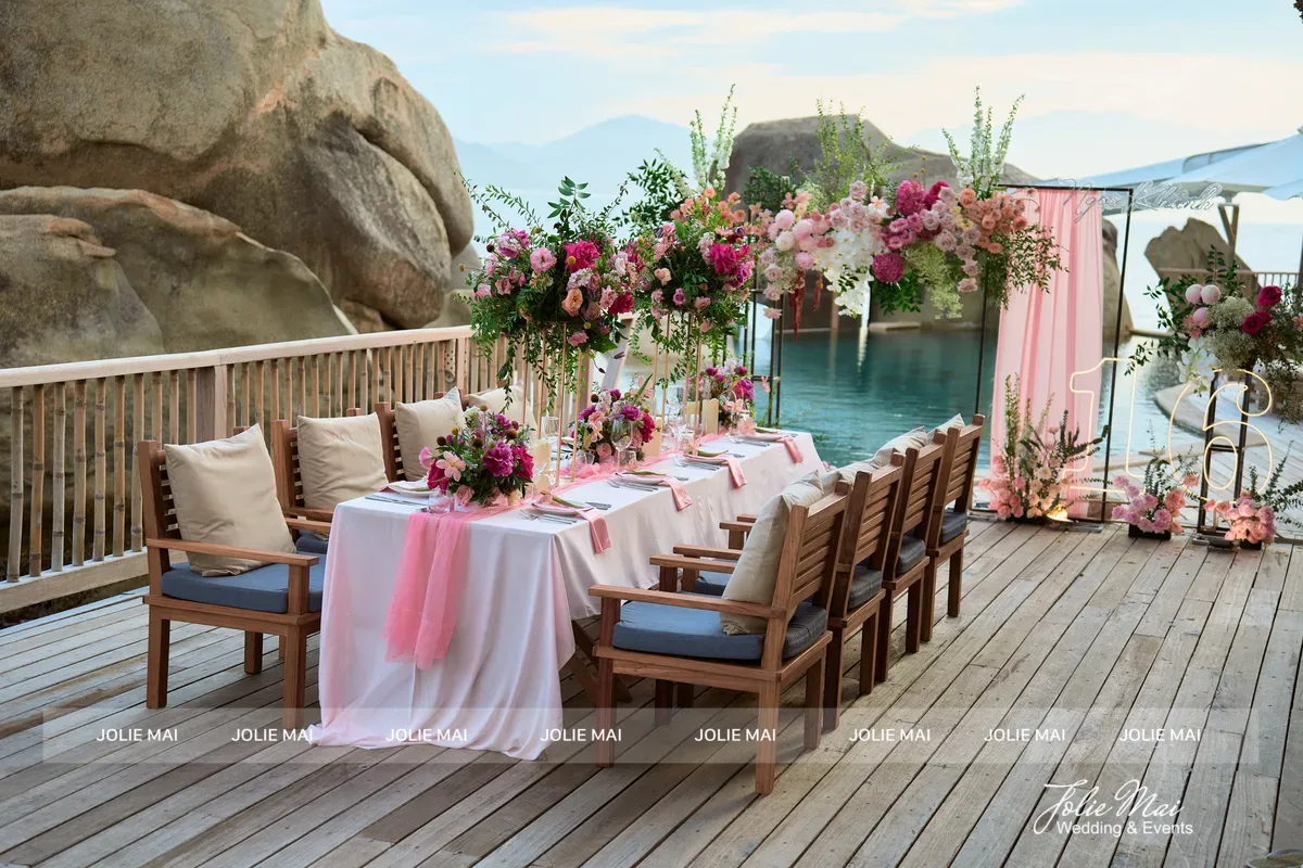 địa điểm tổ chức đám cưới đẹp Nha Trang - bàn tiệc trên mỏm đá nhìn ra biển địa điểm tổ chức đám cưới đẹp Nha Trang - bàn tiệc trên mỏm đá nhìn ra biển