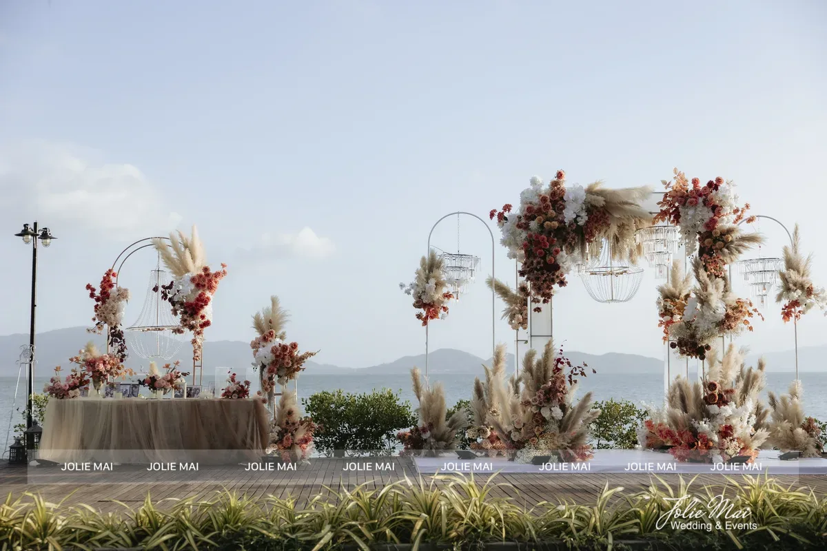 địa điểm tổ chức đám cưới đẹp Nha Trang - backdrop tông đất cỏ lau ven biển địa điểm tổ chức đám cưới đẹp Nha Trang - backdrop tông đất cỏ lau ven biển