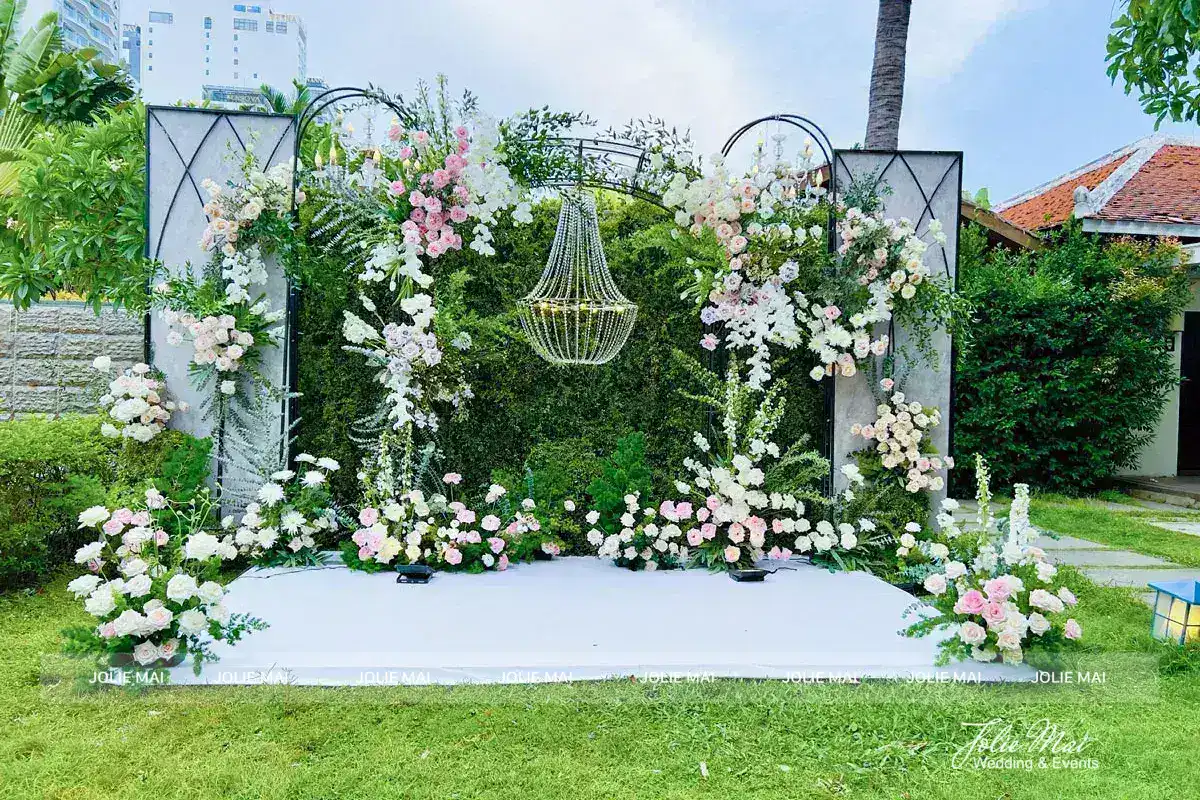 địa điểm tổ chức đám cưới đẹp Nha Trang - backdrop hoa sân vườn xanh mát địa điểm tổ chức đám cưới đẹp Nha Trang - backdrop hoa sân vườn xanh mát