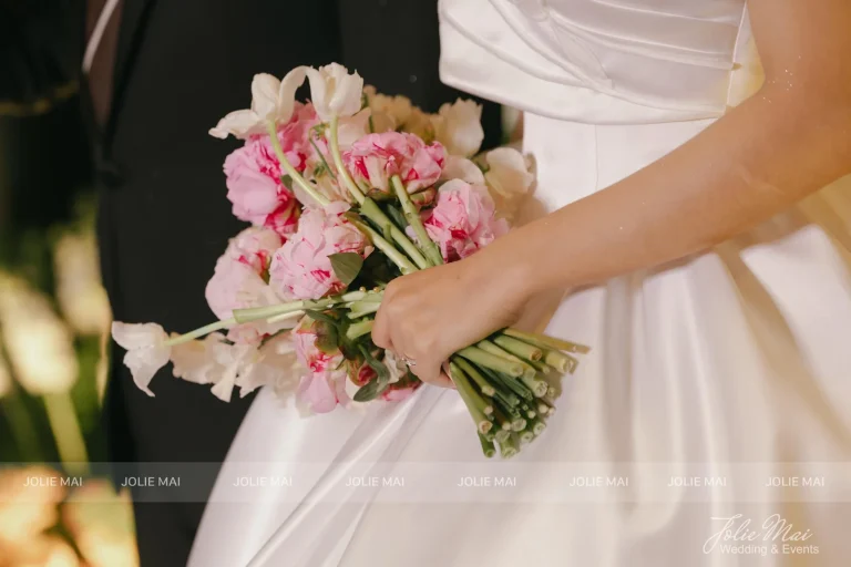 Dịch Vụ Cưới Nha Trang Một Đầu Mối: Gia Tiên, Tiệc, Mâm Quả Bó hoa cô dâu cầm tay kiểu thả cuống, hoa hồng phấn xen hoa trắng, bên cạnh váy satin trắng