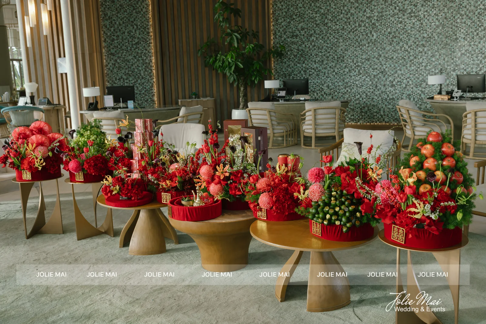 Dịch Vụ Cưới Nha Trang Một Đầu Mối: Gia Tiên, Tiệc, Mâm Quả Toàn cảnh dãy mâm quả cưới nhung đỏ đặt trên đôn vàng trong sảnh