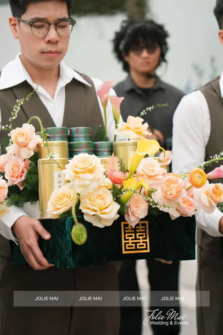Mâm Quả Cưới Nha Trang, Tráp Ăn Hỏi Từ 2,5 Triệu Phù rể bưng khay nhung xanh lục bảo chữ Hỷ vàng, hoa hồng đào cùng lon trà xanh trong mâm quả cưới