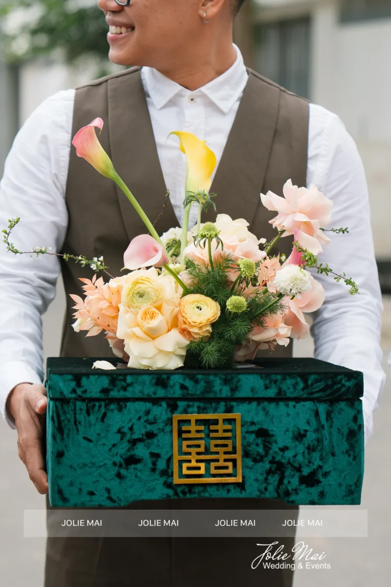 Dịch Vụ Cưới Nha Trang Một Đầu Mối: Gia Tiên, Tiệc, Mâm Quả Mâm quả cưới nhung xanh lục bảo chữ Hỷ vàng, hoa hồng đào, cát tường và rum vàng trên tay phù rể vest nâu
