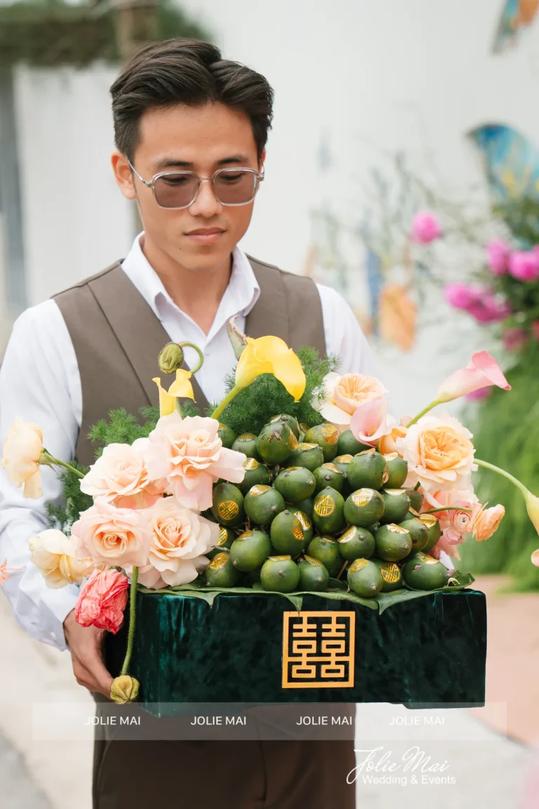 Mâm Quả Cưới Nha Trang, Tráp Ăn Hỏi Từ 2,5 Triệu Tháp cau xanh giữa hoa hồng đào và cát tường trên khay nhung xanh lục bảo chữ Hỷ vàng