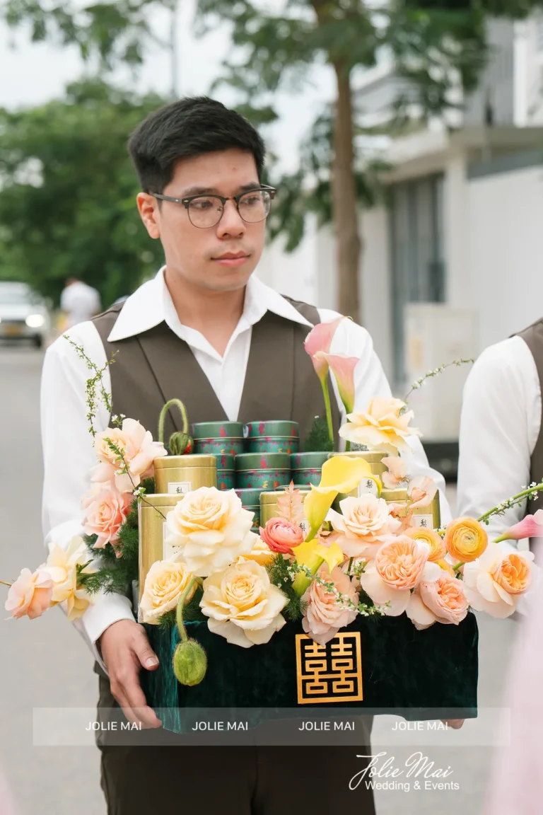 Mâm Quả Cưới Nha Trang, Tráp Ăn Hỏi Từ 2,5 Triệu Phù rể bưng mâm quả cưới xanh lục bảo có lon trà xanh và hoa hồng đào