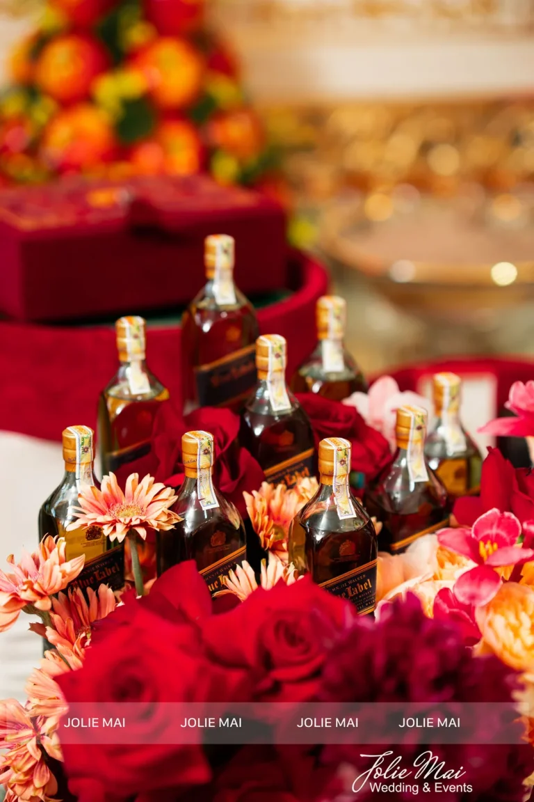 Mâm Quả Cưới Nha Trang, Tráp Ăn Hỏi Từ 2,5 Triệu Nhiều chai rượu Johnnie Walker giữa hoa hồng đỏ và hoa cam trên mâm quả cưới đỏ son