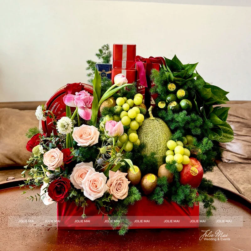 Betrothal trays in red velvet with fruit, betel leaves and areca nuts Betrothal trays in red velvet with fruit, betel leaves and areca nuts