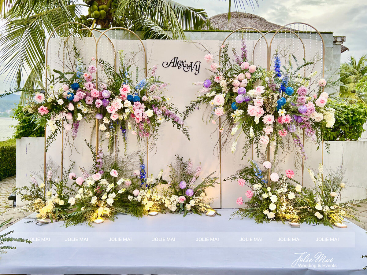 Backdrop vòm vàng đồng, hoa hồng tím ngoài trời Backdrop vòm vàng đồng, hoa hồng tím ngoài trời