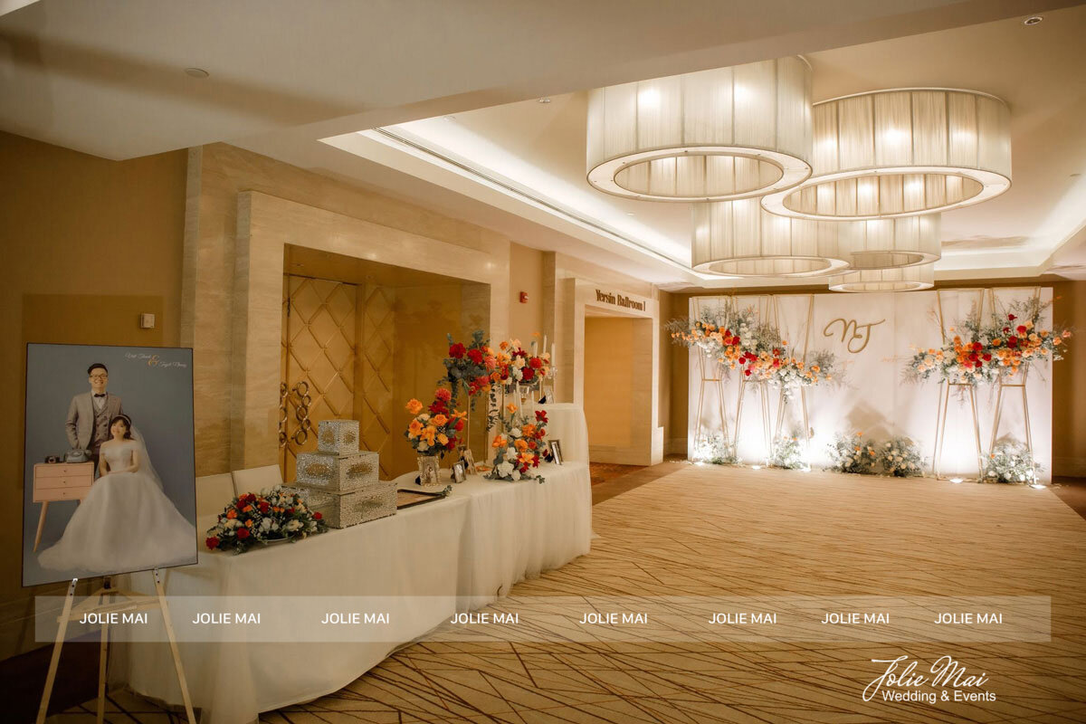 Lối vào Yersin Ballroom Sheraton, bàn đón khách hoa đỏ cam Lối vào Yersin Ballroom Sheraton, bàn đón khách hoa đỏ cam