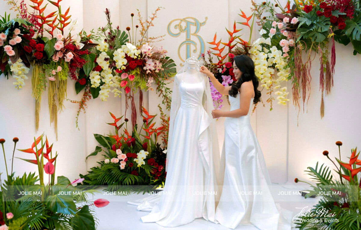 Backdrop hoa nhiệt đới và váy cưới trong sảnh tiệc Backdrop hoa nhiệt đới và váy cưới trong sảnh tiệc