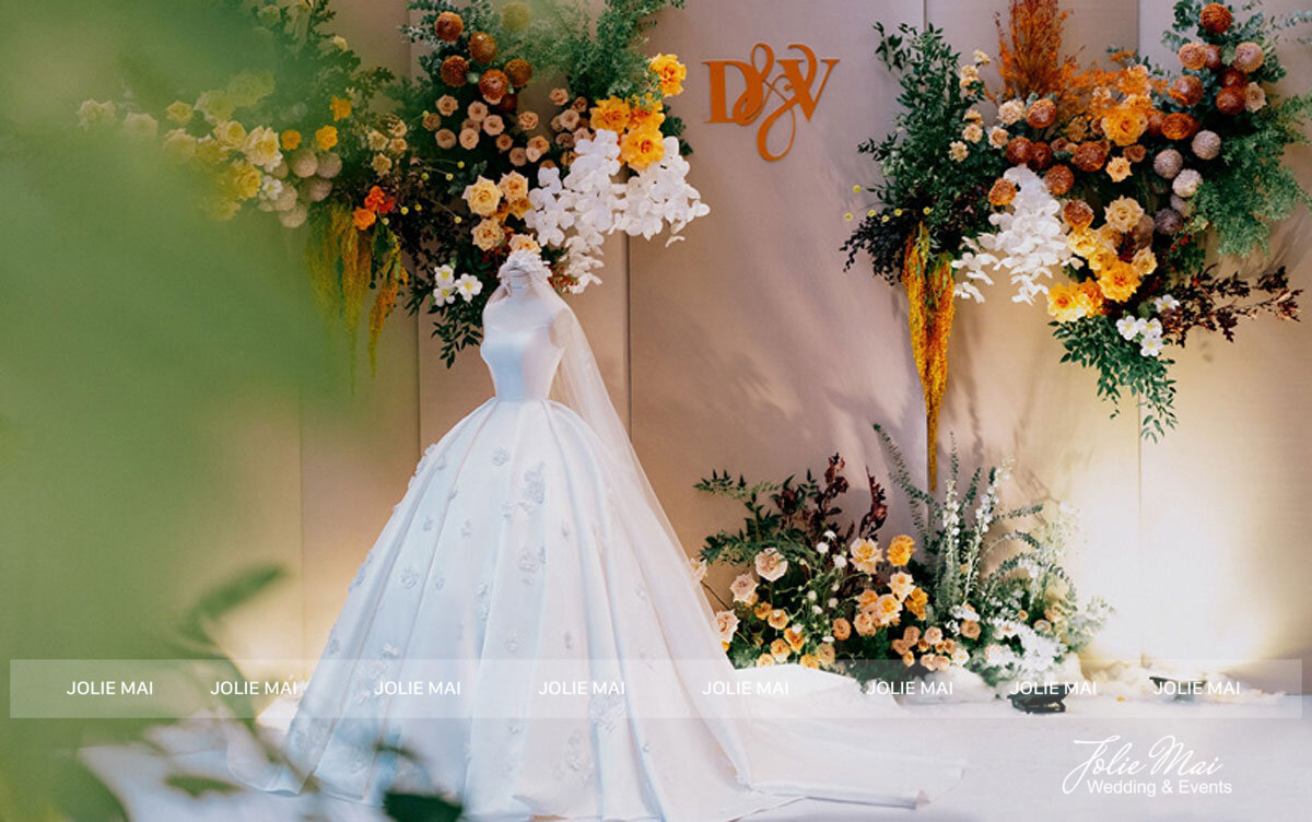 Backdrop kem, hoa cam vàng và lan trắng sảnh cưới Backdrop kem, hoa cam vàng và lan trắng sảnh cưới
