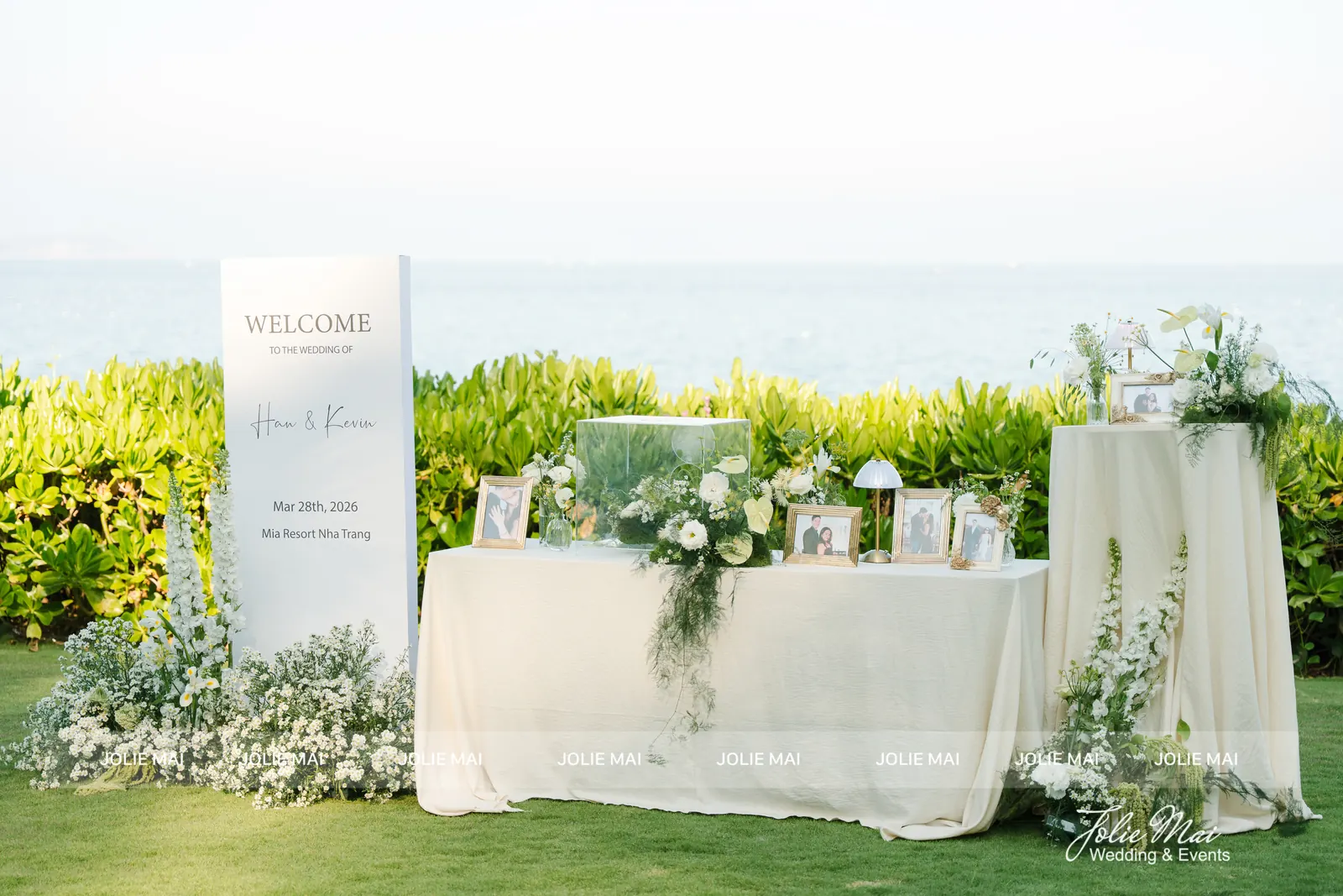 Khu đón khách có bảng WELCOME và hai bàn gallery kem tại Mia Resort Nha Trang Khu đón khách có bảng WELCOME và hai bàn gallery kem tại Mia Resort Nha Trang