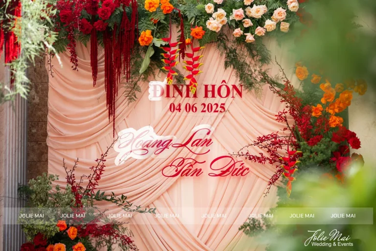 Trang Trí Gia Tiên Nha Trang: Hoa Lụa Từ 9,8 Triệu trang trí gia tiên Nha Trang bảng Đính Hôn 04.06.2025 trên phông voan hồng đào xếp nếp