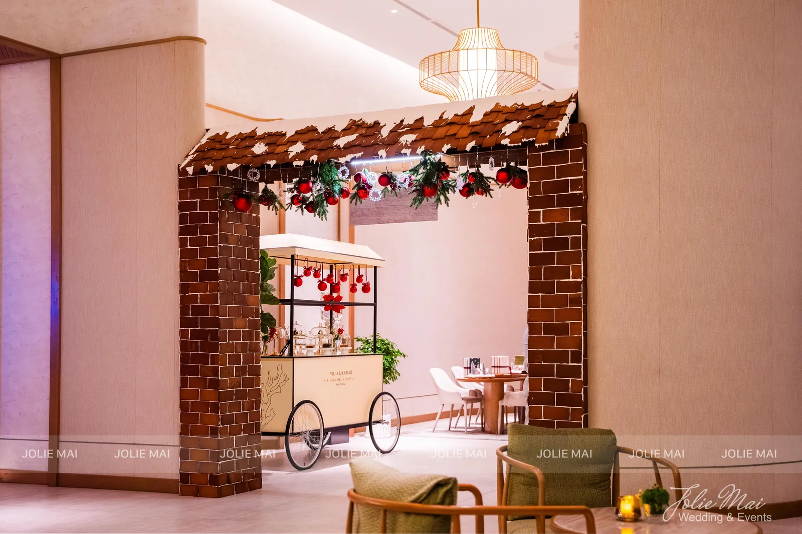 Cổng nhà hàng dựng như mái nhà bánh gừng, treo bóng đỏ, mùa Noel tại Villa Le Corail Cổng nhà hàng dựng như mái nhà bánh gừng, treo bóng đỏ, mùa Noel tại Villa Le Corail