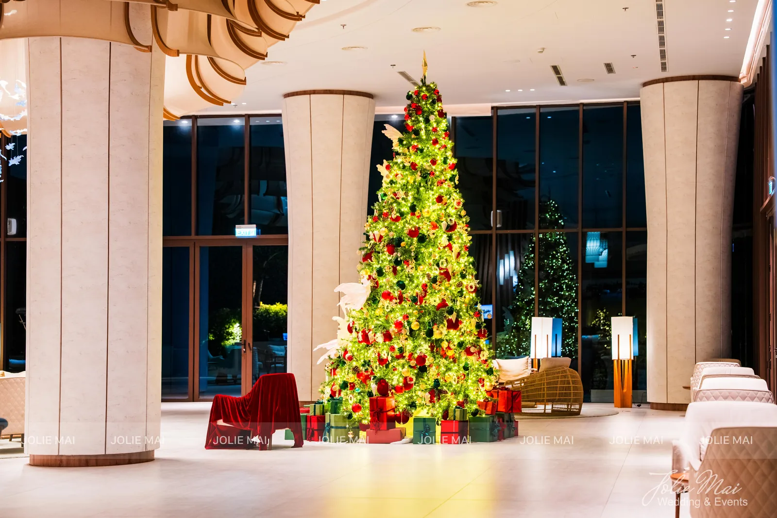 Cây thông Noel lớn giữa hai cột sảnh khách sạn 5 sao Nha Trang Cây thông Noel lớn giữa hai cột sảnh khách sạn 5 sao Nha Trang