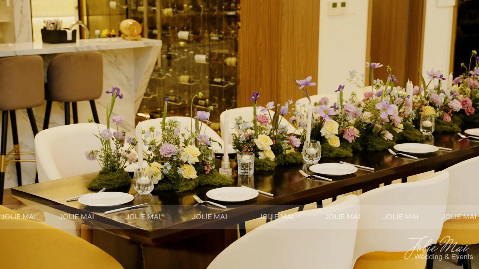 Trang Trí Sinh Nhật Nha Trang: Bãi Biển, Resort, Tại Nhà Bàn dài mặt gỗ tối với dải hoa iris tím trên rêu trong tiệc sinh nhật người lớn