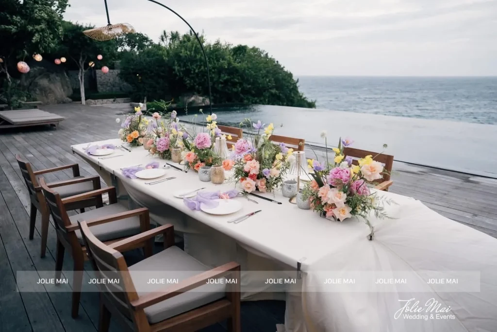 Jolie Mai Wedding: 12 năm trang trí tiệc cưới tại Nha Trang Bàn tiệc sinh nhật hoa pastel cạnh hồ bơi tràn bờ nhìn ra biển tại Amanoi