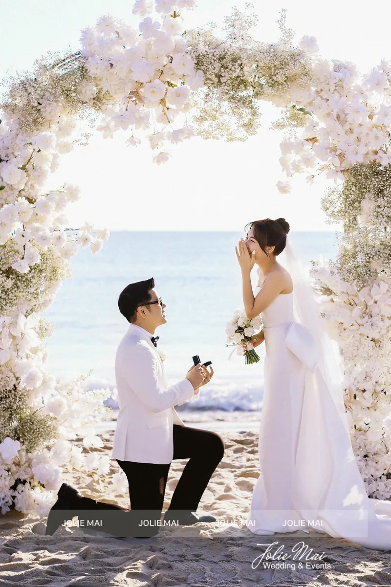 Cổng vòm hoa trắng trên bãi biển ban ngày Cổng vòm hoa trắng trên bãi biển ban ngày