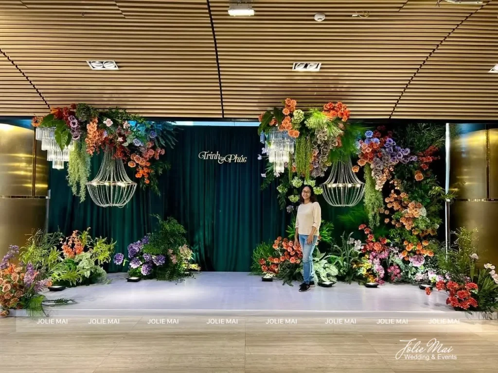 Jolie Mai Wedding: 12 năm trang trí tiệc cưới tại Nha Trang Chị Dung, người sáng lập Jolie Mai Wedding, bên phông cưới rèm nhung xanh rêu và đèn chùm pha lê